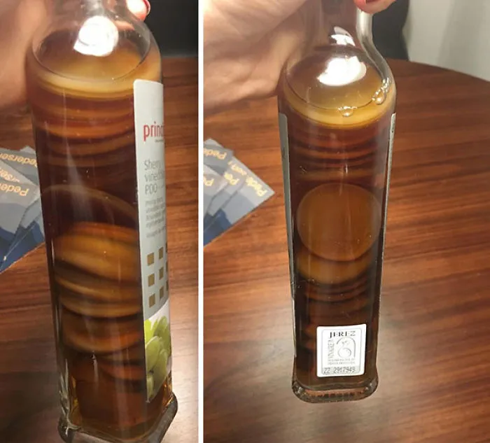 Vinagre de vino blanco echado a perder, parecen tortitas flotando en sirope
