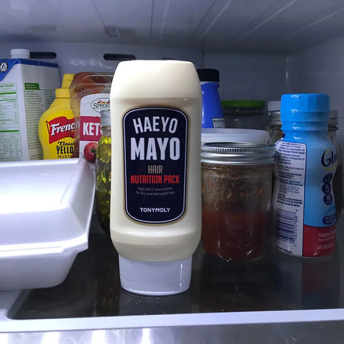 La señora de la limpieza se llevó esto del baño y lo puso en la nevera. Es champú