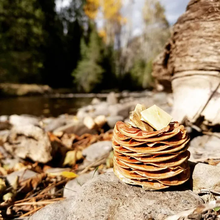 Esta piña me pareció una pila de tortitas, así que le puse "mantequilla" con hojas caídas
