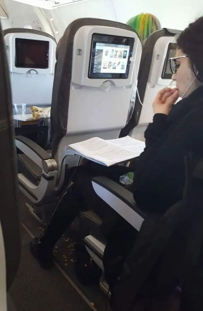 Tirando las cáscaras de pistachos en el suelo del avión