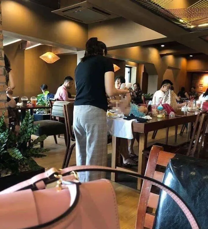 Esta madre cambiando el pañal de su bebé ahí...