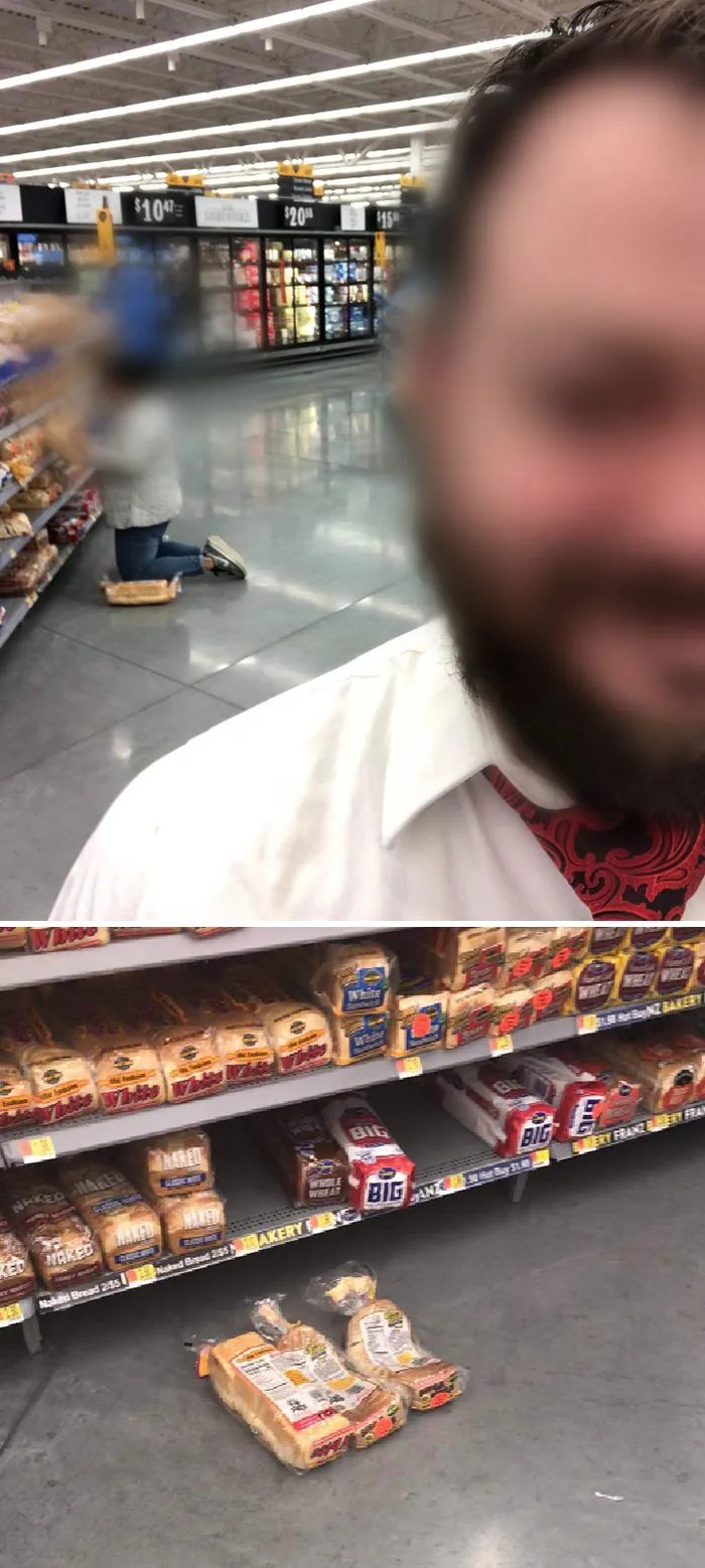 Esta señora arrodillándose sobre el pan de molde para mirar otros panes