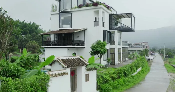 7 Girlfriends Decide To Spend The Rest Of Their Lives Together And Buy A House For $580k