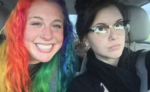 Photos Of Two Radically Different Sisters And Their Homes Are Going Viral On Twitter