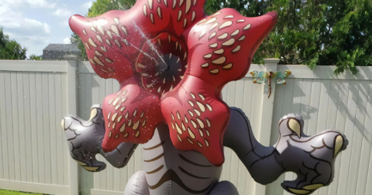 Por 100$ puedes convertir tu jardín en una dimensión paralela, con este aspersor Demogorgon de casi 2 metros