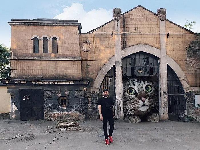 Este artista crea imágenes mostrando cómo sería el mundo si los gatos fueran mucho más grandes (30 imágenes)
