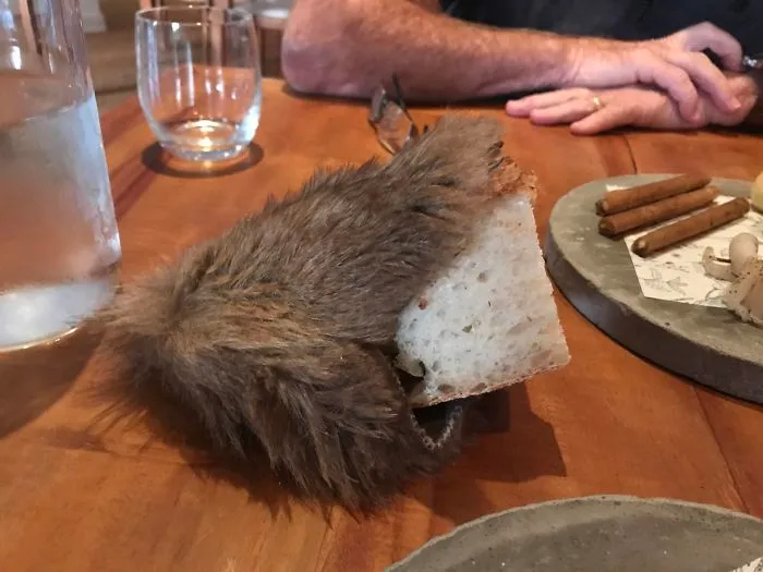 El pan está servido dentro de una piel de animal