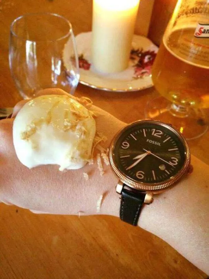 El camarero te sirve la espuma de queso sobre el revés de tu mano con una cuchara y tú tienes que lamerlo