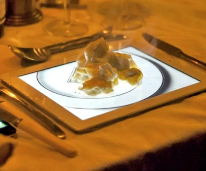 El culmen de lo absurdo: Postre de hojaldre de manzana servido sobre la imagen de un plato... en un ipad