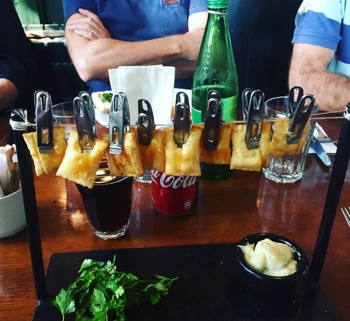 Raviolis colgados en cuerda de tender la ropa