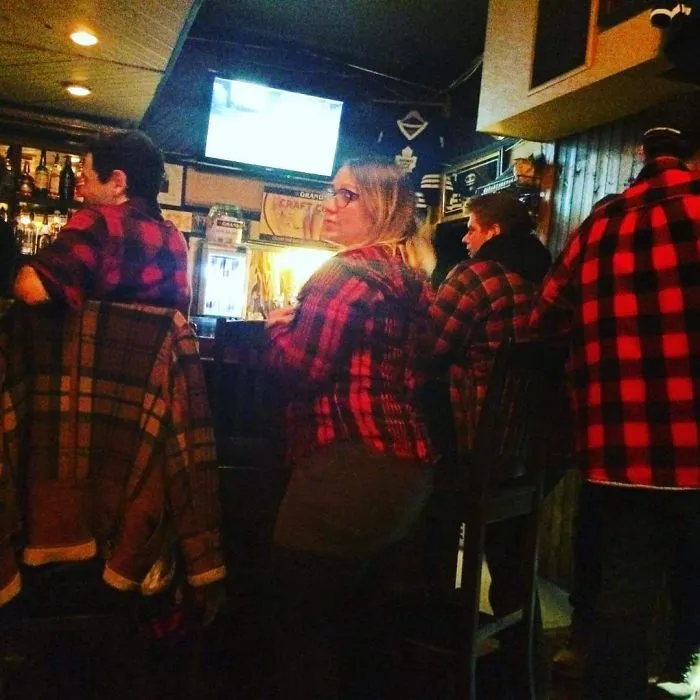 Moda en el bar de un pueblo canadiense