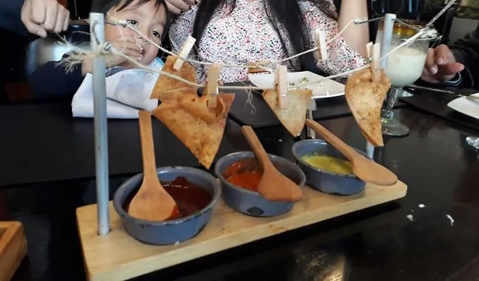 Hay literalmente 6 nachos para toda la mesa