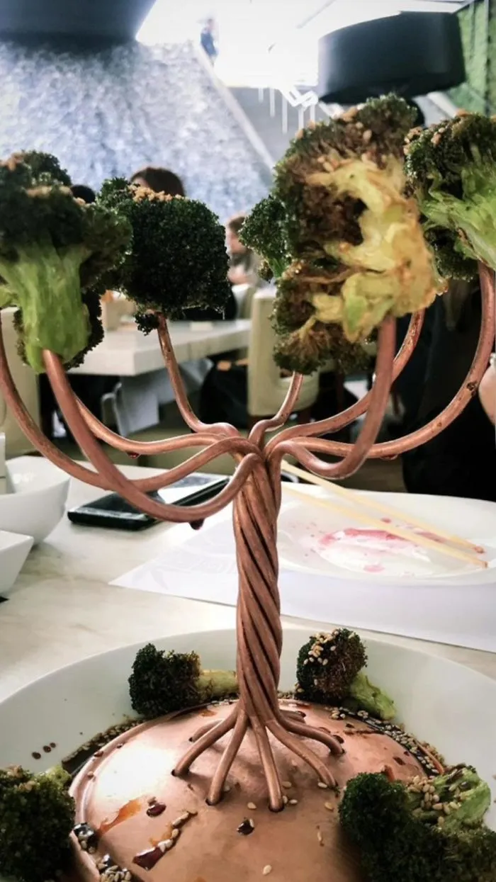 Brécol empalado en un árbol de metal