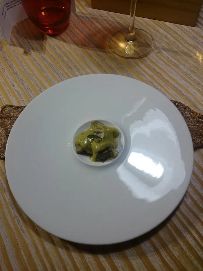 Pues estos c*brones me han servido la comida en un plato... pero al revés