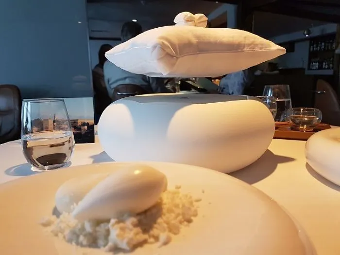 Merengue servido sobre una almohada que levita magnéticamente