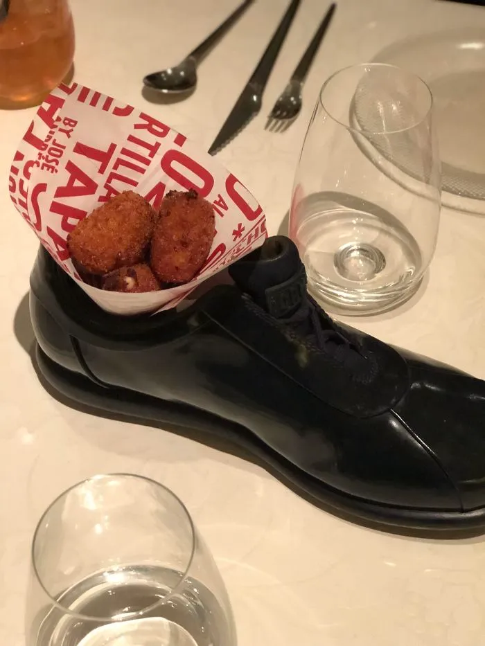 Las tapas las han servido en un zapato. No me han dejado probármelo