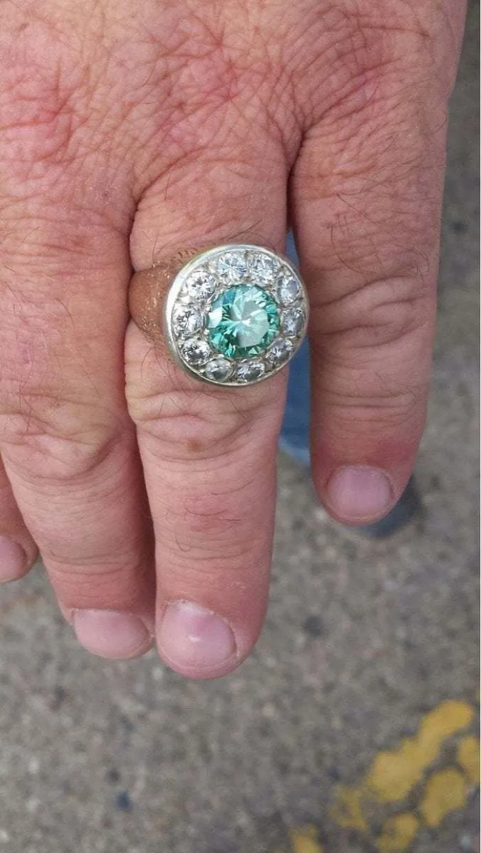 Mi jefe se pone este anillo de 50.000$ para venir a trabajar. Ponemos asfalto