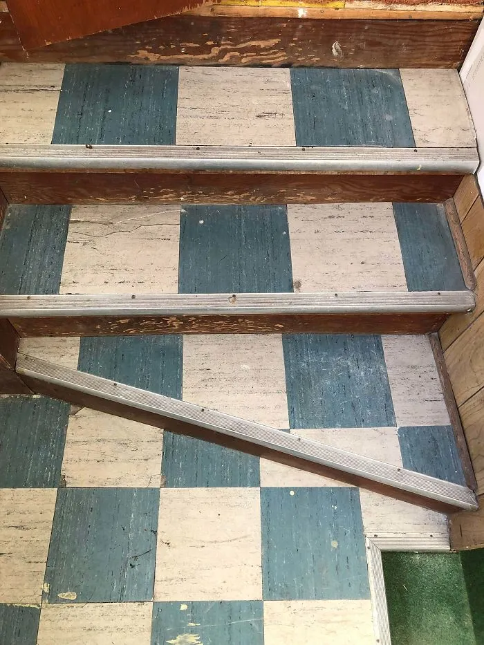 Casi me mato llevanfo una caja por estas escaleras al sótano
