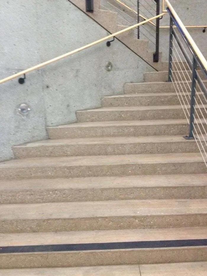 Escaleras a ninguna parte en un colegio