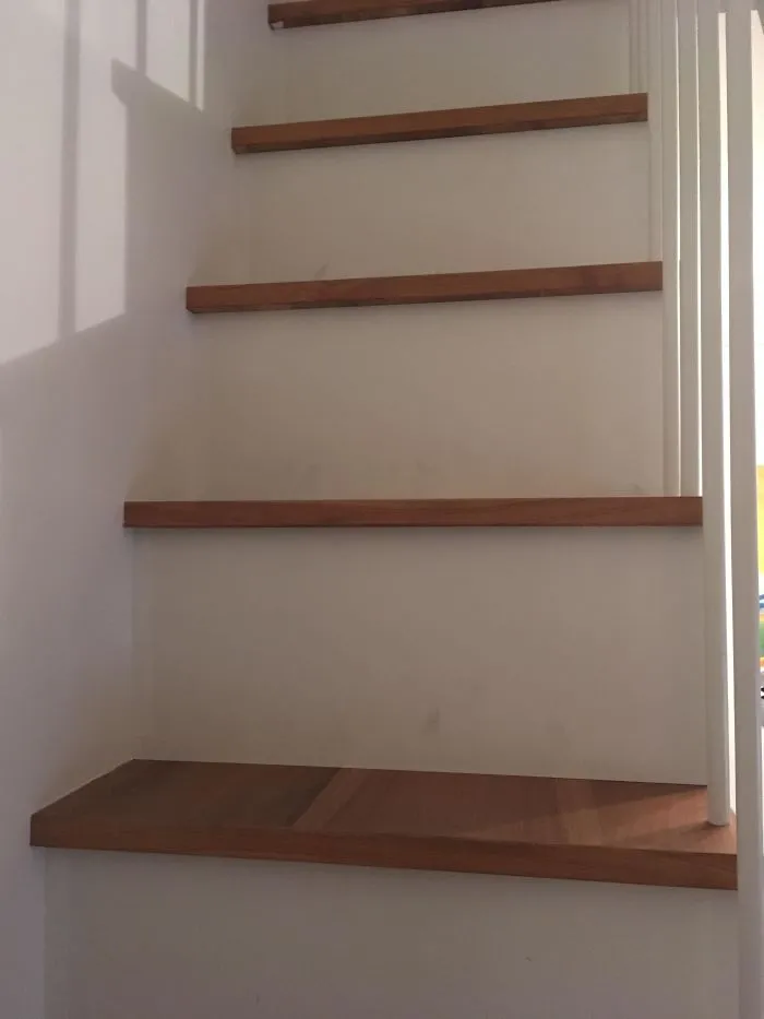 Peldaños de 30 cms de altura