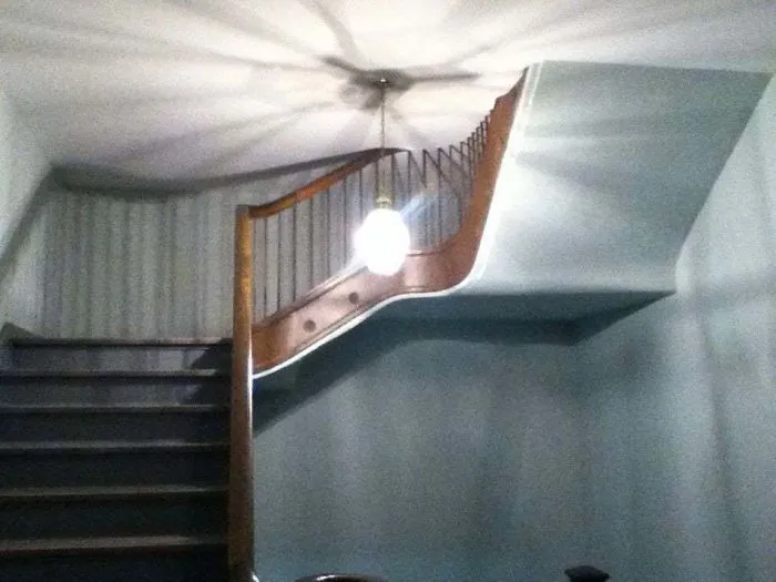 Escaleras en una zona residencial universitaria. Dan miedo