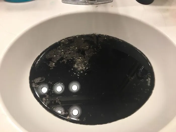 Mi madre dejó lejía en el lavabo una semana y al volver de vacaciones estaba así