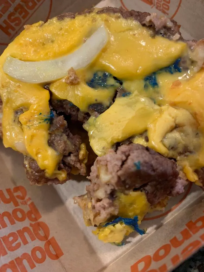 He mordido esta hamburguesa de McDonalds y noté un sabor químico. Vi esto al abrirla