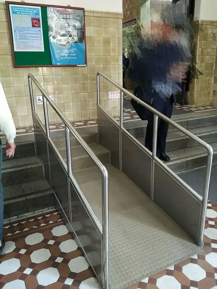 Rampa para subir un peldaño... los demás ya tal