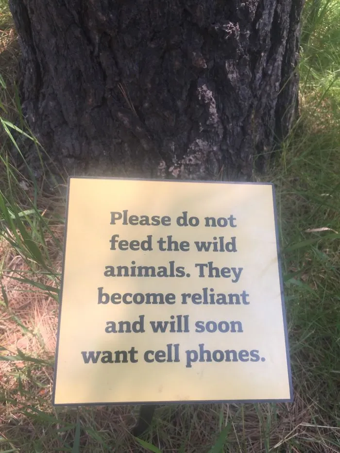 Esta señal en la exposición de un museo al aire libre