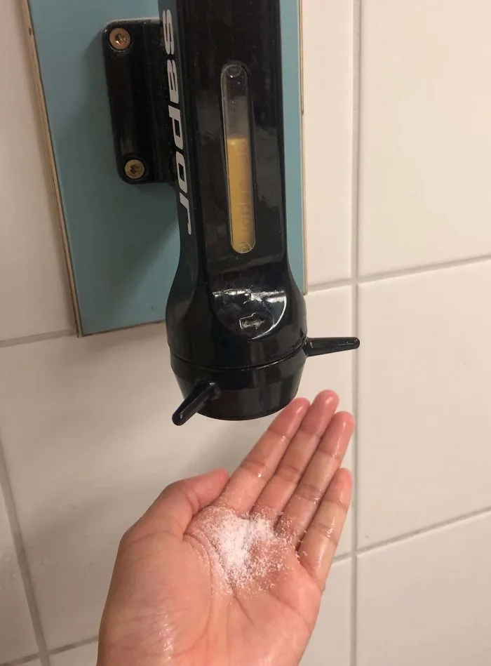 Este hostal dispensa jabón como si fuera parmesano