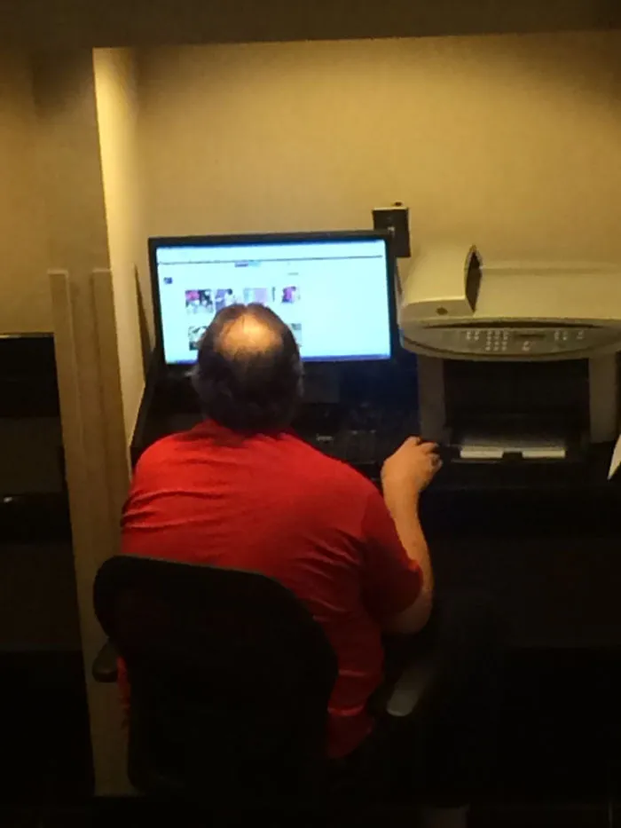 Un tipo viendo porno en el lobby del hotel, donde puede verlo todo el mundo