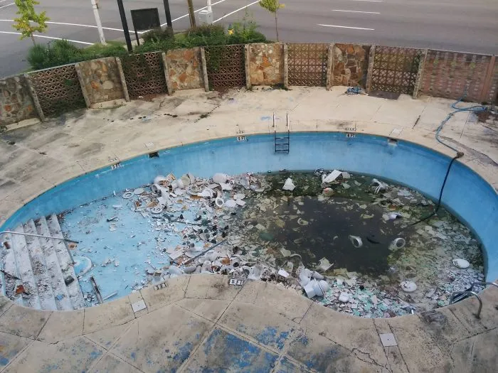 La piscina del hotel en el que estoy en Alabama. Sí, eso son retretes