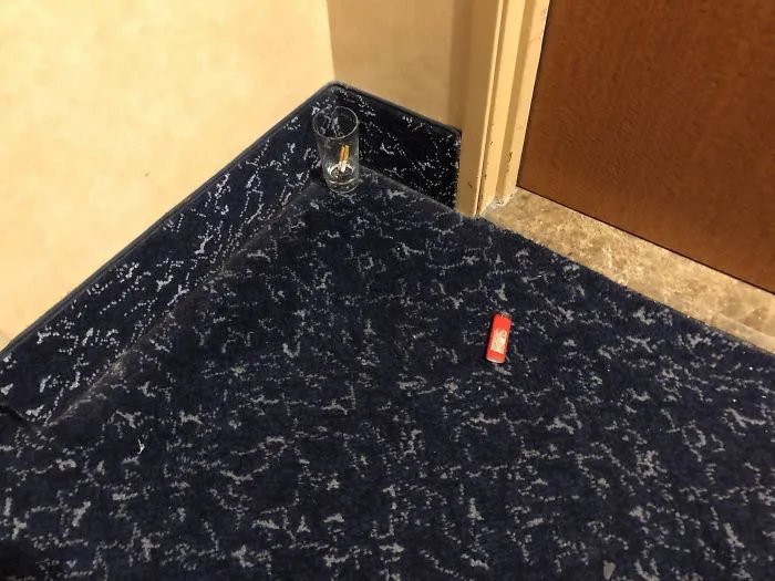 Como no se puede fumar en la habitación, se pusieron a fumar en el pasillo, justo delante de mi puerta