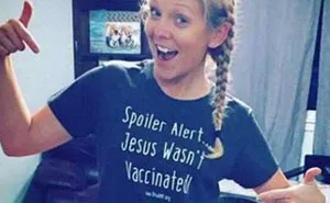 15 Respuestas de la gente ante esta mujer antivacunas que lleva una camiseta que dice "Jesús no se vacunó"