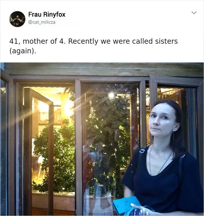 Daughter Brags About How Good Her Mom Looks, Accidentally Starts A Viral Thread (33 Pics)