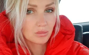 Daughter Brags About How Good Her Mom Looks, Accidentally Starts A Viral Thread (33 Pics)