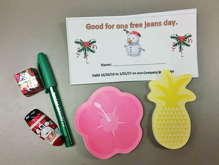 El regalo de navidad de mi jefe en una gran compañía. Nada de paga extra de navidad: Unos postit, un boli, 2 bombones y un vale para ponerme vaqueros en la oficina 1 día