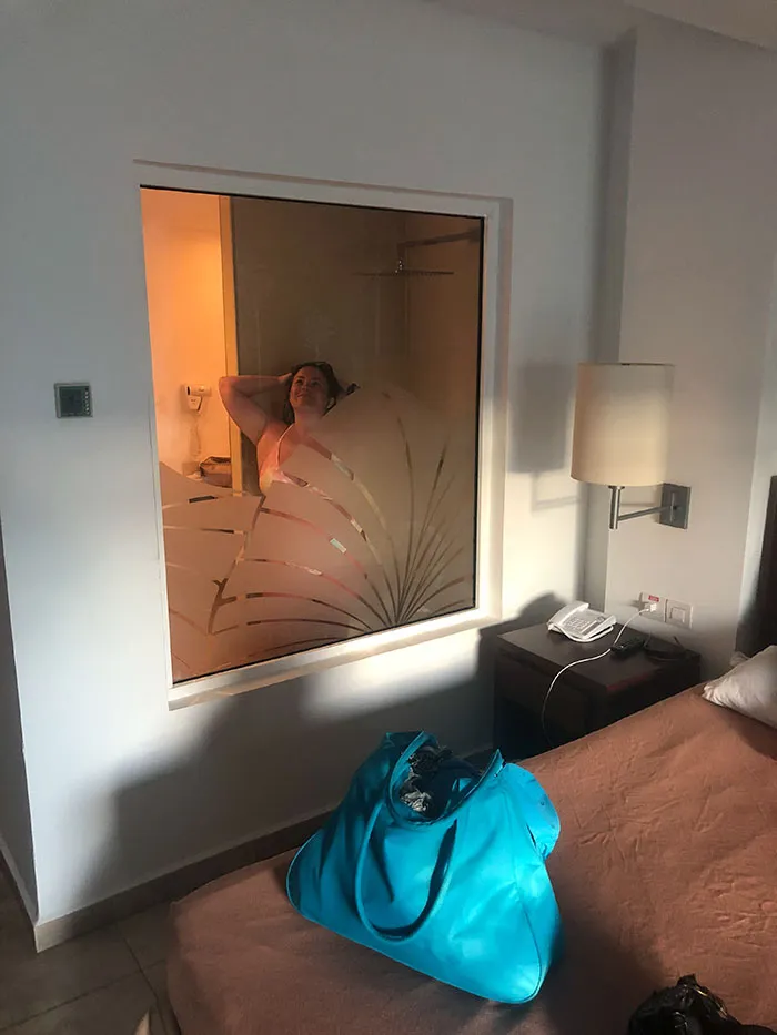 Habitación de hotel en Cuba. La pared de la ducha era una ventana y se veía todo