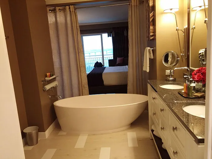 Si quieres usar el retrete tienes que atravesar la bañera
