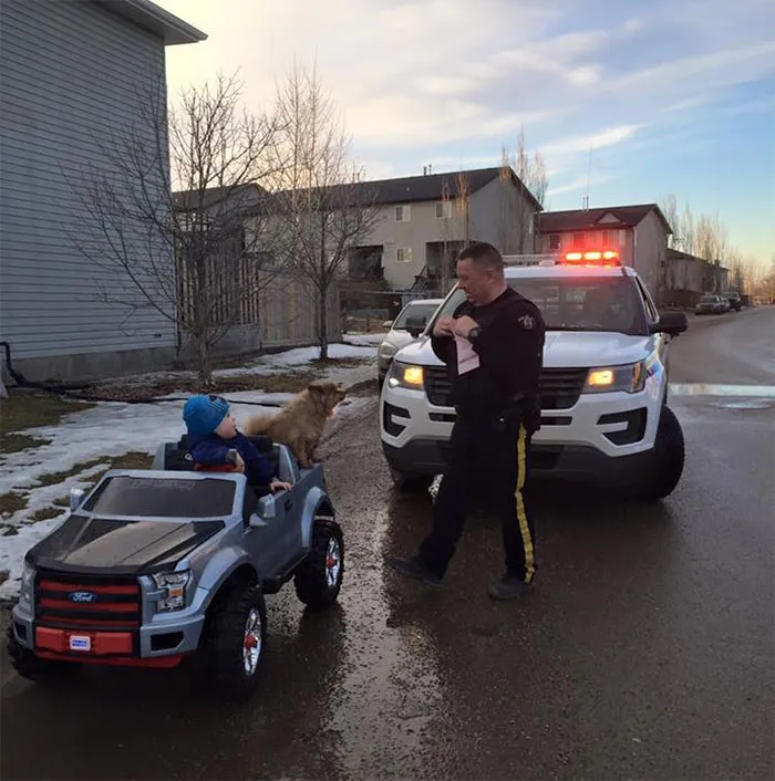 Un policía vio a un niño conduciendo su camión de juguete, le hizo parar y le puso su primera multa. Fort McMurray