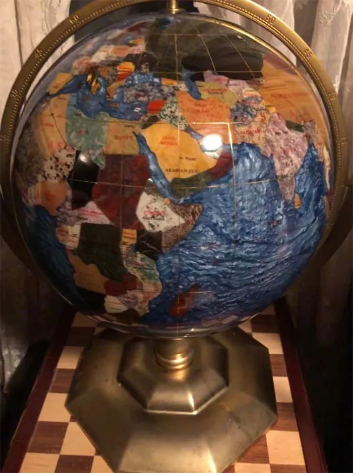 He rescatado este globo terráqueo de la basura, está hecho a mano, tiene piedras semipreciosas y una base de bronce. No es raro, pero sí inusual
