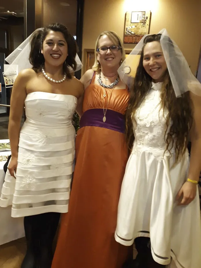 Mi mejor amiga y yo nos pusimos estos vestidos de novia de 2ª mano en un desfile de damas de honor. Al terminar, nos paró esta mujer, era la dueña original de ambos vestidos