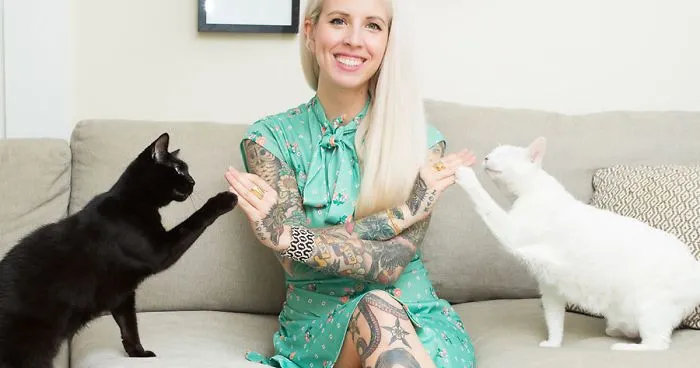 I Photograph Ladies With Their Cats To Debunk The Crazy Cat Lady Stereotype, And Here Are My Favorite Photos (16 Pics)