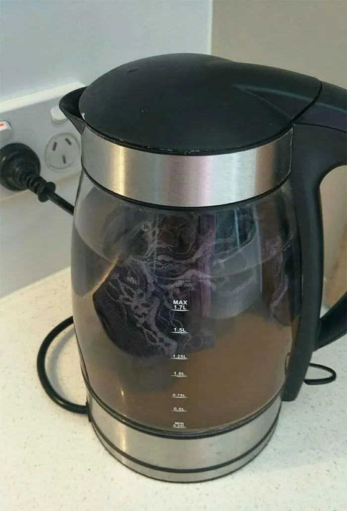 A la mujer de esta habitación le llegó el periodo y no tenía más ropa interior, así que usó la kettle del hotel para lavar sus bragas. Muy McGyver