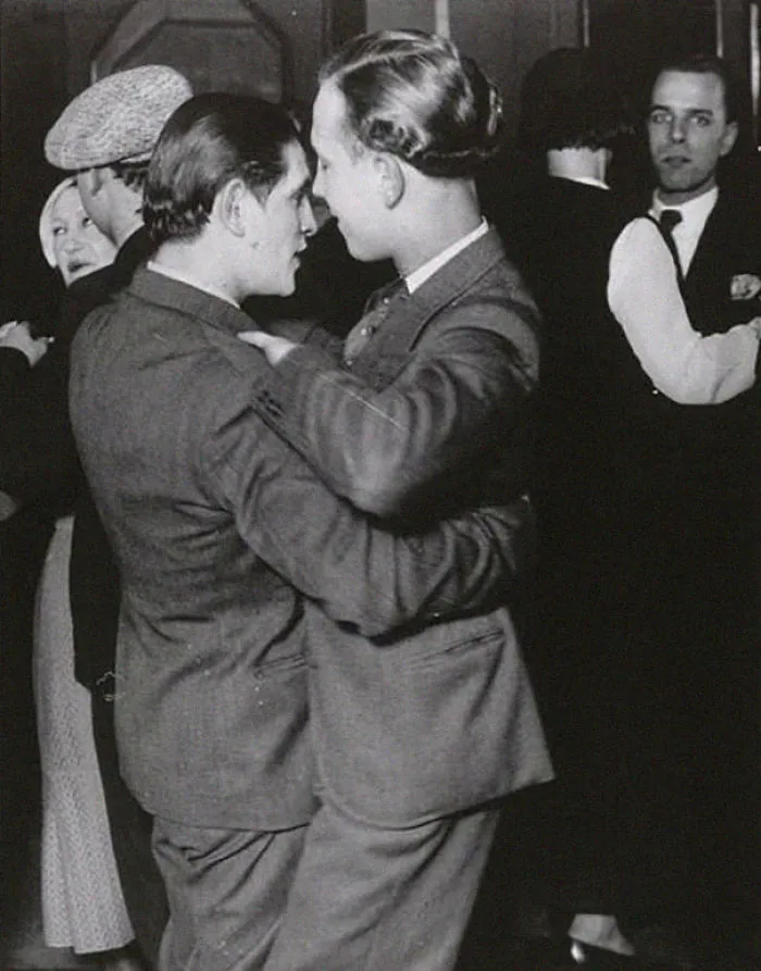 Esta persona estaba harta de aquellos que afirman que los homosexuales no existían antes, y recopiló 31 fotos antiguas para demostrarlo