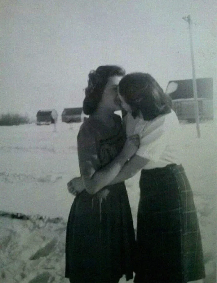Esta persona estaba harta de aquellos que afirman que los homosexuales no existían antes, y recopiló 31 fotos antiguas para demostrarlo