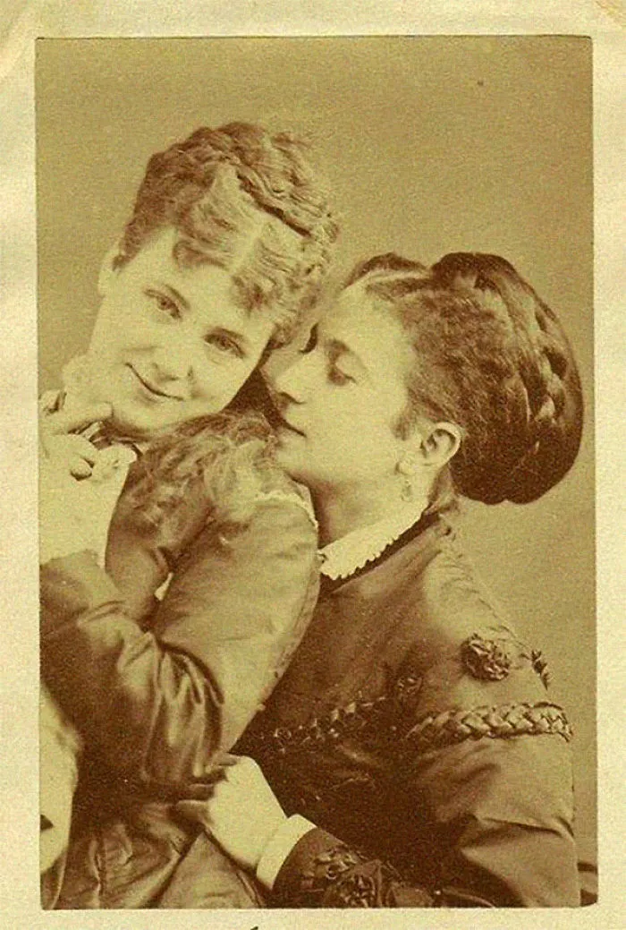 Esta persona estaba harta de aquellos que afirman que los homosexuales no existían antes, y recopiló 31 fotos antiguas para demostrarlo