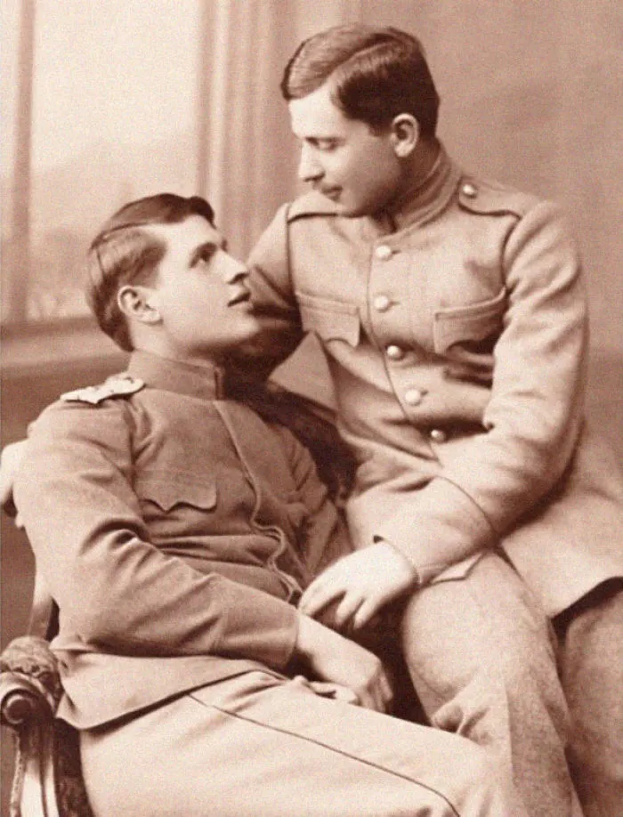 Esta persona estaba harta de aquellos que afirman que los homosexuales no existían antes, y recopiló 31 fotos antiguas para demostrarlo