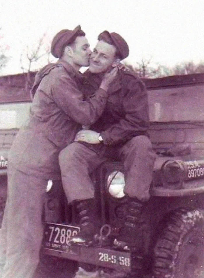 Esta persona estaba harta de aquellos que afirman que los homosexuales no existían antes, y recopiló 31 fotos antiguas para demostrarlo