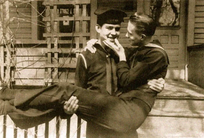 Esta persona estaba harta de aquellos que afirman que los homosexuales no existían antes, y recopiló 31 fotos antiguas para demostrarlo